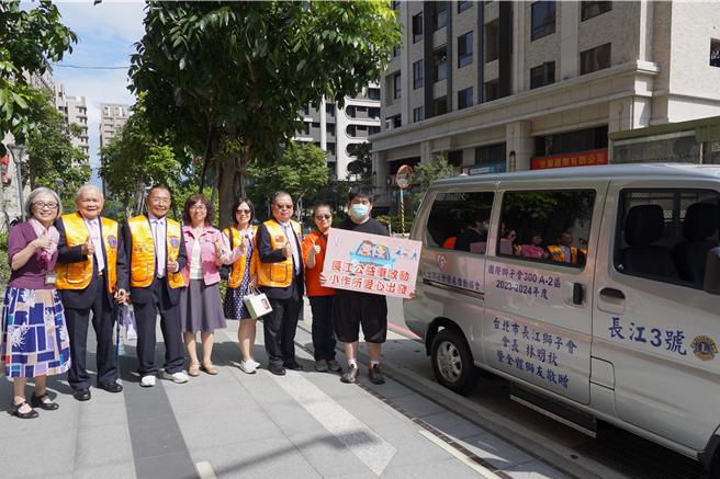 台北长江狮子会赠社福专车给五股洲子洋小作所 ，命名为长江3号。（新北市社会局提供）