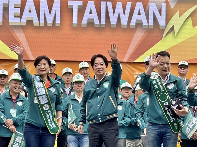 總統參選人賴清德（中）與南投一選區立委參選人蔡銘軒（右）、二選區立委蔡培慧（左）12日在南投縣立體育場舉行選舉造勢活動。（楊靜茹攝）