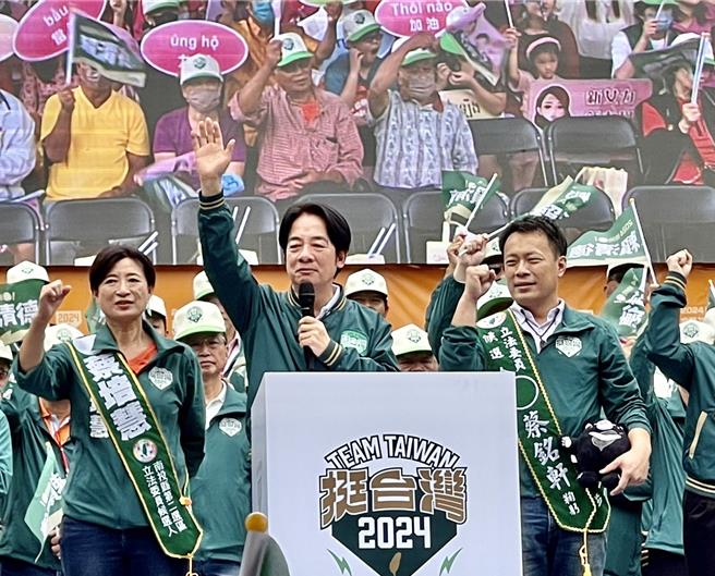 賴清德（中）痛斥，藍白合只有自己的利益，沒有人民的福祉，也沒有國家的願景，藍白合，不如全民合。（楊靜茹攝）