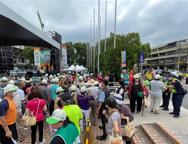 總統參選人賴清德致完詞，民眾起身趕著離開，卻被警察以維安為由擋在出入口，台上主持人忙著安撫。（楊靜茹攝）