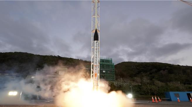 逢甲大學原訂11日要在屏東旭海「短期科研探空火箭發射場域」發射學校首支、單節混合式小型科研火箭「SHSR-Aero1」，但因氧化劑閥門機械作動問題未能點火升空，不過12日再度挑戰終於成功。（國家太空中心提供／謝佳潾屏東傳真）