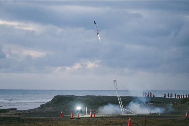 逢甲大學原訂11日要在屏東旭海「短期科研探空火箭發射場域」發射學校首支、單節混合式小型科研火箭「SHSR-Aero1」，但因氧化劑閥門機械作動問題未能點火升空，不過12日再度挑戰終於成功。（國家太空中心提供／謝佳潾屏東傳真）