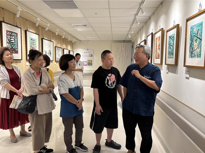 都兰山画院院长林永发（右一）与唐氏症艺术家林冠廷（右二），父子俩携手在台东基督教医院联展。（蔡旻妤摄）