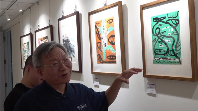 都兰山画院院长林永发说明作品潮音小筑所见与儿子林冠廷联合创作的过程。（台东基督教医院提供／蔡旻妤台东传真）