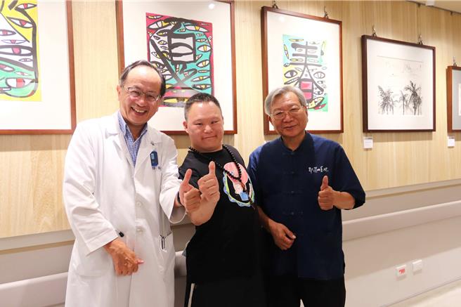 （右起）国立台东大学前人文学院院长暨都兰山画院院长林永发、艺术家林冠廷与台东基督教医院癌症中心副院长郑鸿钧在展览现场合影。（台东基督教医院提供／蔡旻妤台东传真）