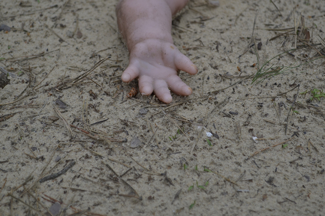 男子在泥土堆裡發現一雙謎樣的小黑手。（示意圖／達志影像）