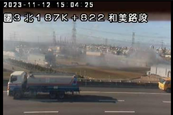 台中市大肚區傳出倉庫火警！位於文昌路三段162巷1處倉庫12日下午13時20分因不明原因起火，警消獲報立即前往灌救，初步搜尋現場無人員傷亡。（圖片擷自高公局即時影像／潘虹恩台中傳真）