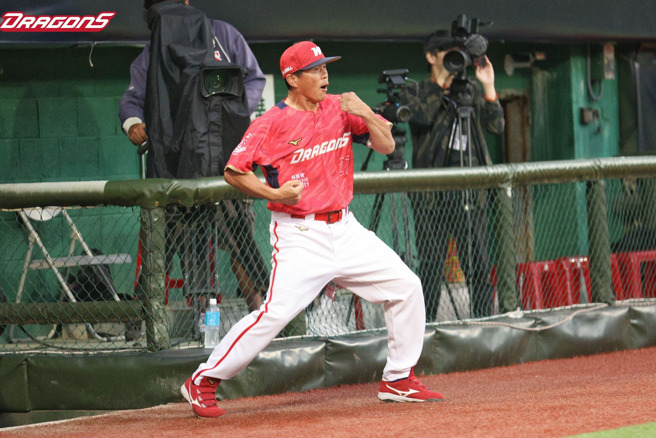 味全龙总教练叶君璋G6赛前出场时打「升龙拳」。（味全龙提供）