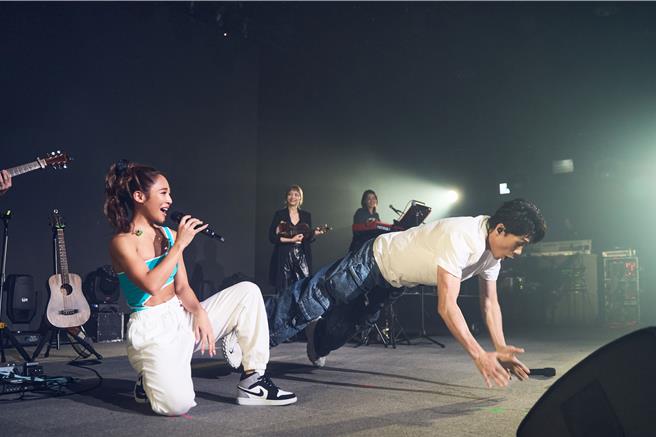 梁文音昨晚在高雄開唱，羅時豐擔任嘉賓。（環球音樂提供）