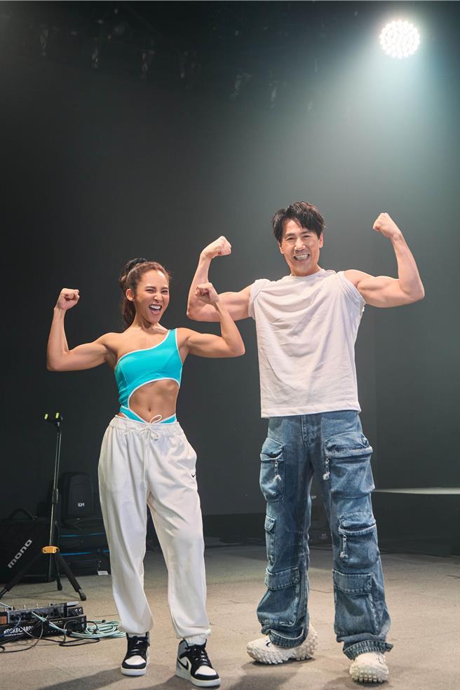 梁文音昨晚在高雄開唱，羅時豐擔任嘉賓。（環球音樂提供）