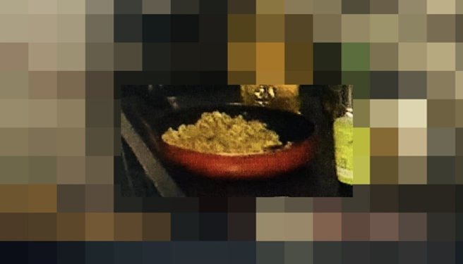 陈姓队员出勤紧急救护，但行动不便的独居老翁只想吃东西，就帮他炒了一盘炒饭。（陈姓队员授权使用）