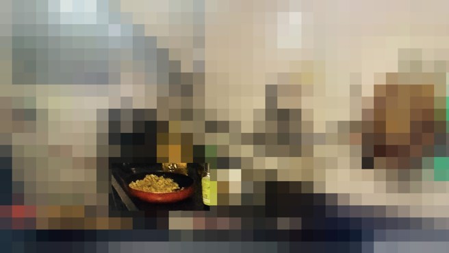 独居老人家徒四壁，陈姓队员用现有食材，帮老人解决肚子饿的状况。（陈姓队员授权使用）