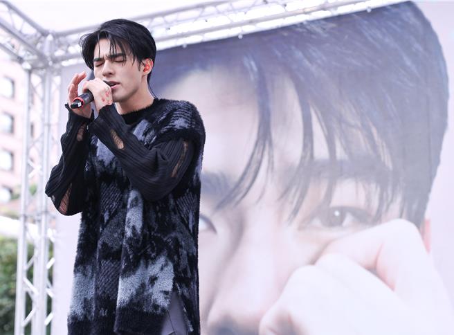 陈昊森12日出席台北签唱会。（陈俊吉摄）