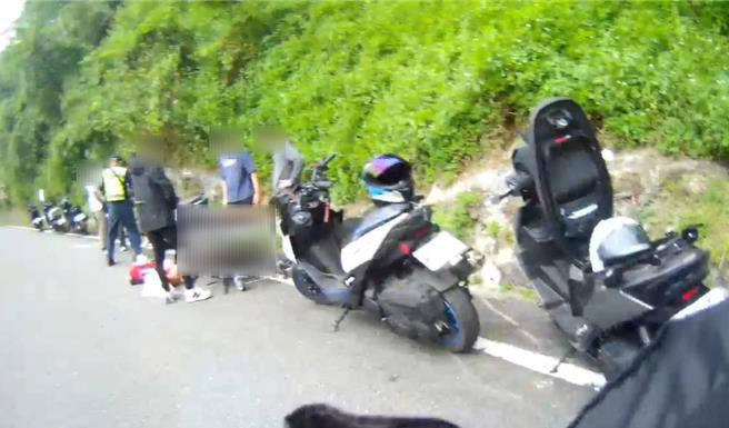 12日上午近11點，一群機車騎士剛過「阿婆灣」大彎道不到百公尺，其中一名騎士突連人帶車重摔在地。（嘉義縣消防局提供∕呂妍庭嘉義傳真）