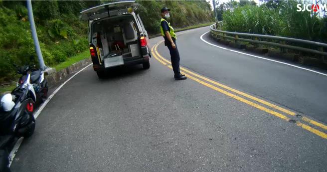 消防局今11點獲報中埔鄉台3線阿婆灣附近有機車車禍事故，目前車禍原因警方還在調查中。（嘉義縣消防局提供∕呂妍庭嘉義傳真）