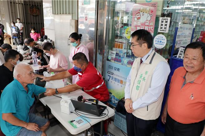 台南市长黄伟哲（右二）12日前往田边药局，赠送100杯饮料给捐血者。（台南市政府提供／程炳璋台传真）