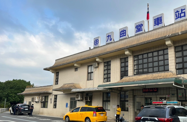 高雄九曲堂車站女廁，有男子倒臥廁所內，被發現時已明顯死亡。（圖/林瑞義攝）