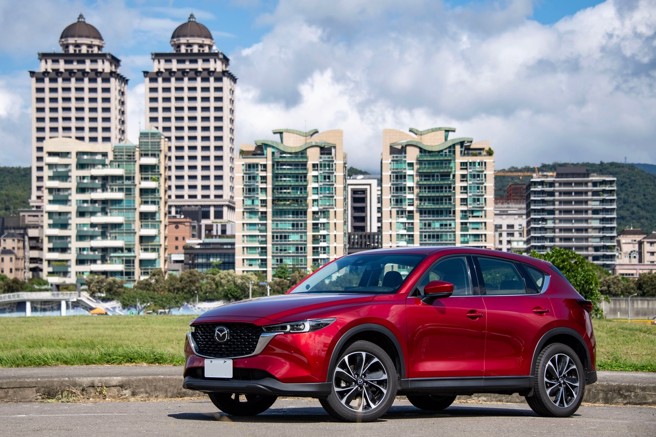MAZDA设计师为CX-5赋予独特的灵魂，藉由「less is more」的日式哲学，勾勒出俐落姿态，展现细致且奔放的格调。（陈大任摄）