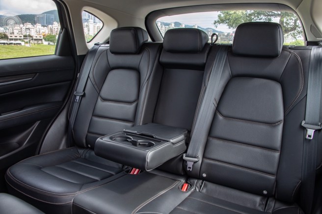 后座椅型相当舒适。（陈大任摄）