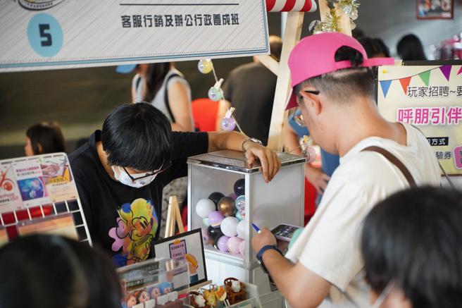 高雄市劳工局11日举办「博训创薪雄给力」身障职训成果展，由身心障碍者职训班学员设摊秀出训练成果。（图片来源：高雄市劳工局提供）