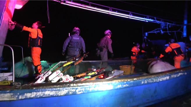 金門海巡隊聯手4名特勤隊員成功出擊，昨（11）日查獲大陸籍漁船越界捕魚。（金門海巡隊提供）