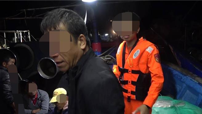 金門海巡隊聯手4名特勤隊員成功出擊，昨（11）日查獲大陸籍漁船越界捕魚。（金門海巡隊提供）