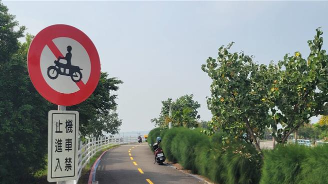 大鹏湾国家风景区管理处积极推广单车观光，近来在环湾自行车道画设黄色分隔线，优化单车环境获好评，但有民眾发现汽机车误闯乱象重现，对此，管处研拟重新装回车挡。（谢佳潾摄）