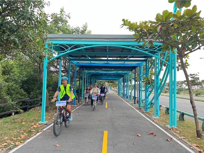 大鹏湾国家风景区管理处积极推广单车观光，近来在环湾自行车道画设黄色分隔线，让用路人更清楚了解自行车道是双向道，优化单车环境获好评。（谢佳潾摄）