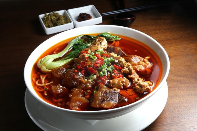 11月30日前，牛肉麵全系列，包括逸林牛肉麵、逸林臭豆腐牛肉麵、逸林剁椒臭豆腐牛肉麵，不分內用外帶，第2碗5折。(台北中山九昱希爾頓逸林酒店提供)