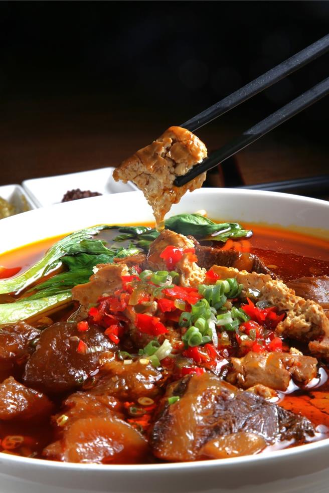 「剁椒臭豆腐牛肉麵」參加「2023台北國際牛肉麵節」，榮獲創意組銅獎。(台北中山九昱希爾頓逸林酒店提供)