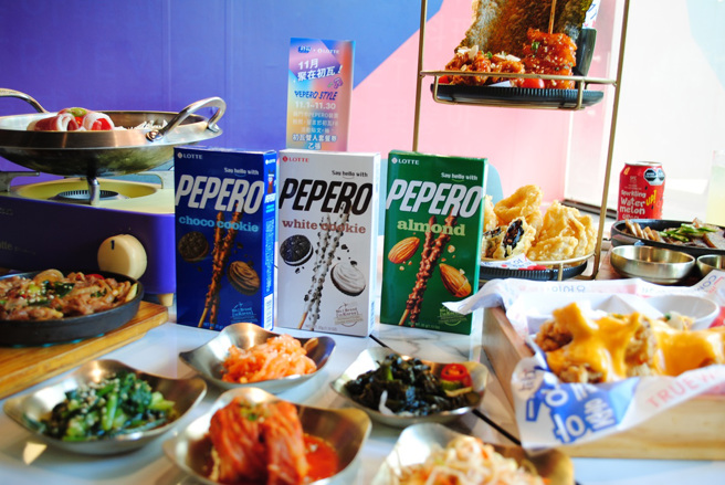 11月30日前到「初瓦」消費，每4人贈限量PEPERO一盒，不及4人以4人計算。(王品集團提供)