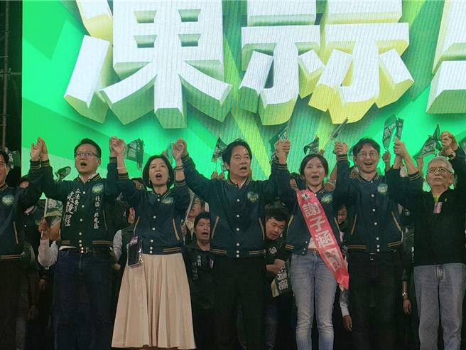 民進黨總統參選人賴清德12日舉辦台中競選總部成立造勢大會，支持者高喊凍蒜，現場氣氛熱絡。(潘虹恩攝)