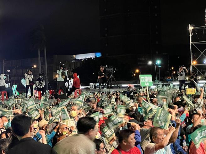 民進黨總統參選人賴清德12日舉辦台中競選總部成立造勢大會，支持者高喊凍蒜，現場氣氛熱絡。(林欣儀攝)