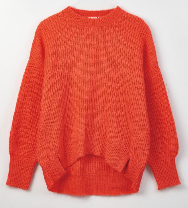 SOGO忠孝館YECCA VECCA落肩針織上衣（亮橘、綠、深灰3色）原價3320元，享晚安商品買1送1。（SOGO提供）