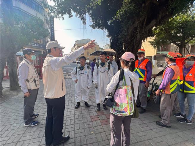 台南市登革热防治中心主任苏世斌12日前往麻豆区化学防治现场及佳里区扩大採检站视察防疫工作执行情况。（登防中心提供／洪荣志台南传真）