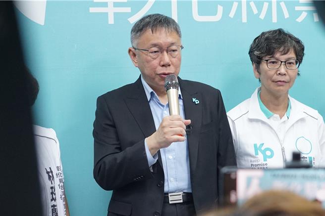 柯文哲手中能打的牌很清楚，而他的利益也很清楚。柯文哲手中的牌本就是一副只能当老二的命，不论是「蓝白合」或是「绿白合」都一样。这是他当前实力的必然。（吴建辉摄）