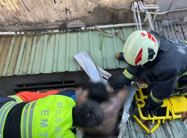 偷钱的女儿卡在遮雨棚。（翻摄画面）