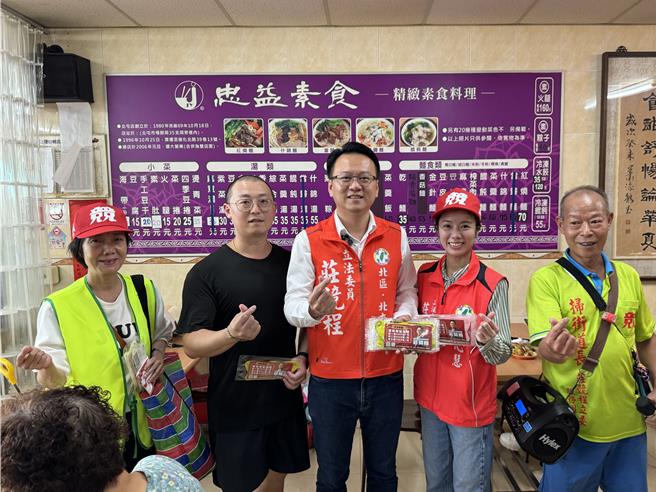 距離2024選舉剩下60幾天，民進黨立委莊競程拚連任，12日上午前往大坑風動石公園與北屯市場拜票，向鄉親尋求支持。（立委莊競程辦公室提供／潘虹恩台中傳真）