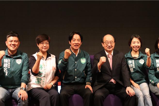 副总统赖清德（左三）到新竹市参加风城医事论坛暨七师联谊餐会，致词时批评联合政府不符合民主政治常态。（邱立雅摄）