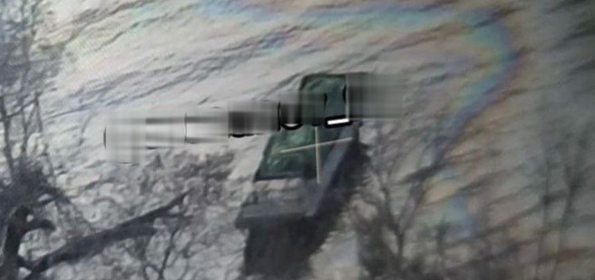 無人機拍攝到烏克蘭BTR-4裝甲車，裝在一艘登陸艇上泅渡第聶伯河。(圖/X)