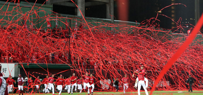 中职》味全龙6比3打退桃猿 睽违24年总冠军赛封王