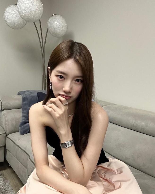 浪琴品牌大使秀智近来在《我的女神室友斗娜》扮演偶像歌手，更加美艳动人。（撷自IG）