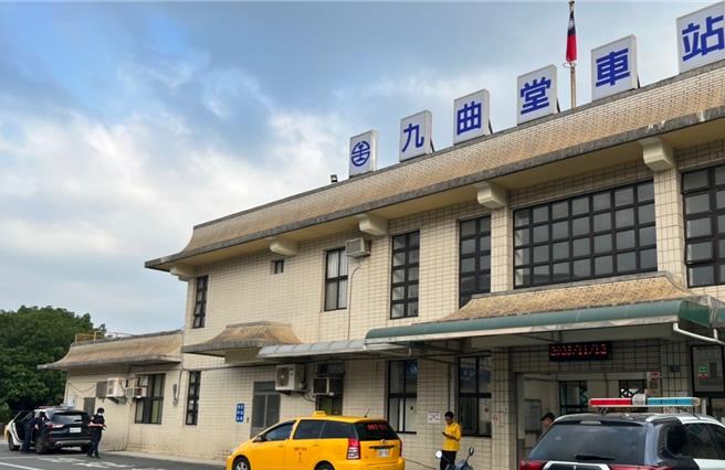 1名42岁谢姓男子才刚于11日从屏东勒戒处分出狱，12日就陈尸在九曲堂火车站（见图）的女厕，铁路警察研判是吸食毒品过量所致。（民眾提供／林瑞益高雄传真）