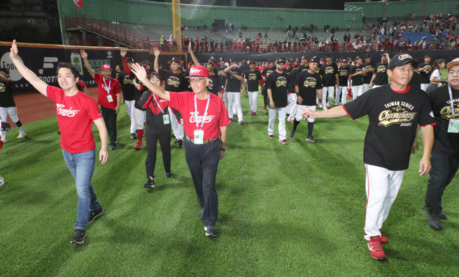 味全「三董」魏应充（中）。（郑任南摄）