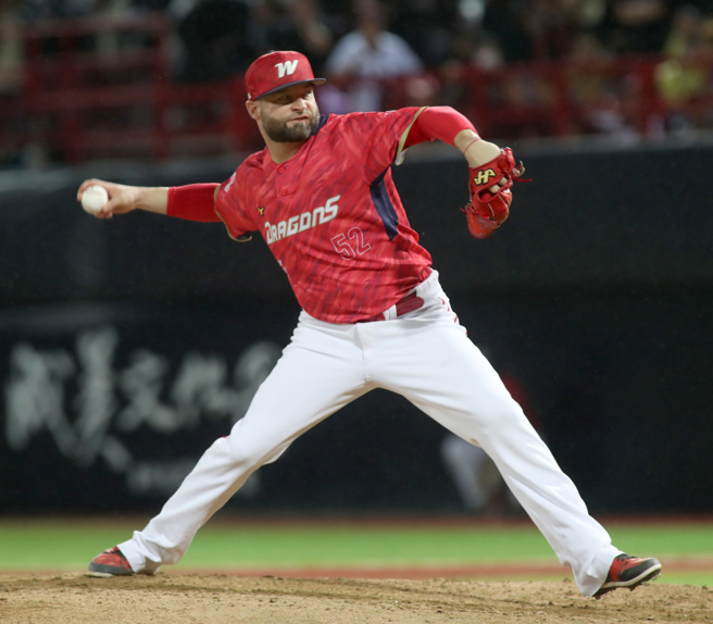 味全龙洋投伍铎来台第8年终于嚐到总冠军滋味。（郑任南摄）