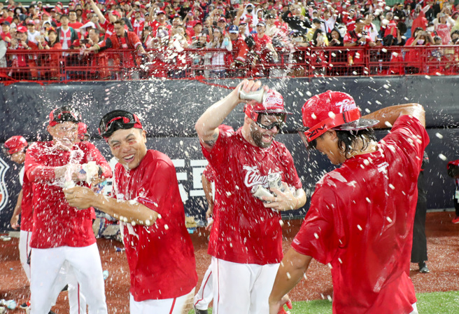 味全龙洋投伍铎（右二）来台第8年终于嚐到总冠军滋味。（郑任南摄）