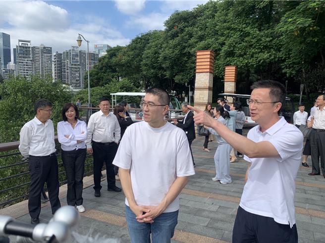 基隆市长谢国梁（右二）12日参访深圳市大沙河整治后的生态园区，并认为可以作为未来田寮河整治规画借镜。（徐佑升摄）