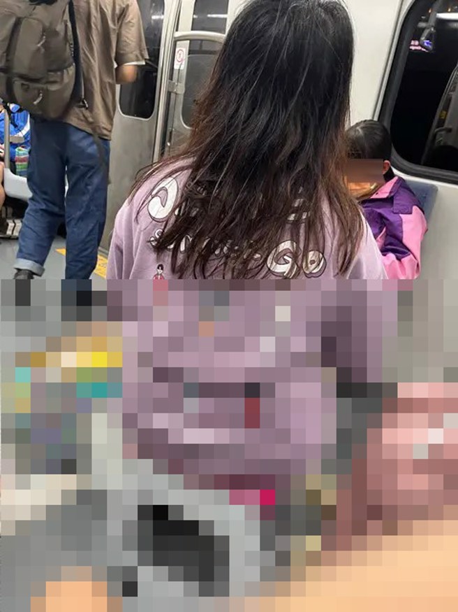 网友PO出一张照片，女子直接挡在火车走道中间。（翻摄Dcard）