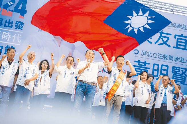 国民党总统参选人侯友宜（左五）11日在屏东与立委参选人黄明贤（左六）成立联合竞选总部，受到高屏乡亲热烈欢迎。（侯友宜竞选办公室提供）