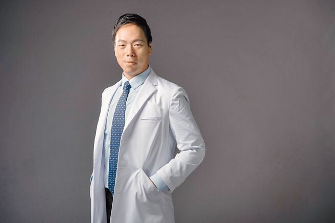 台北榮總骨科部骨腫瘤中心主任吳博貴自學架設網站、寫文章、繪圖、拍攝和剪輯影片，盼增進社會大眾對骨肉瘤的認識。（吳博貴提供／王家瑜台北傳真）